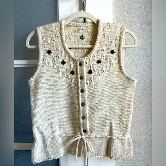 Vintage Sweaters - Vintage - Women's Knit Peplum Floral Button Vest - Sz Fits like a Small - Cream
